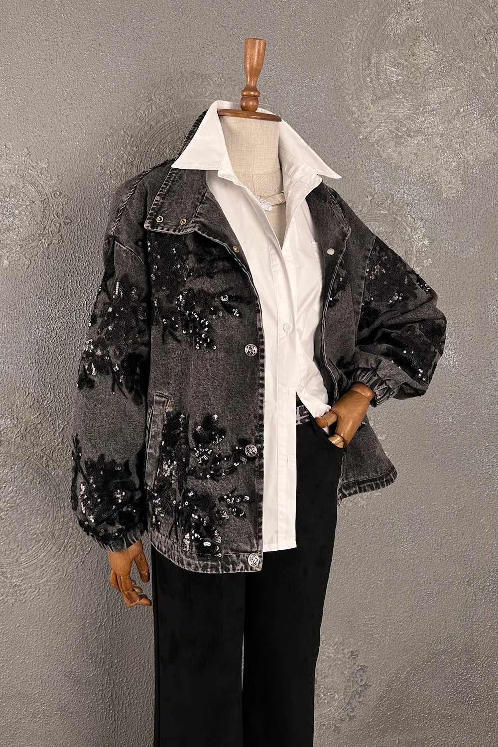 Siyah işlemeli denim ceket, beyaz gömlek üzerine, oversize kesim, parlak pul detaylı, kadın moda, önden görünüm