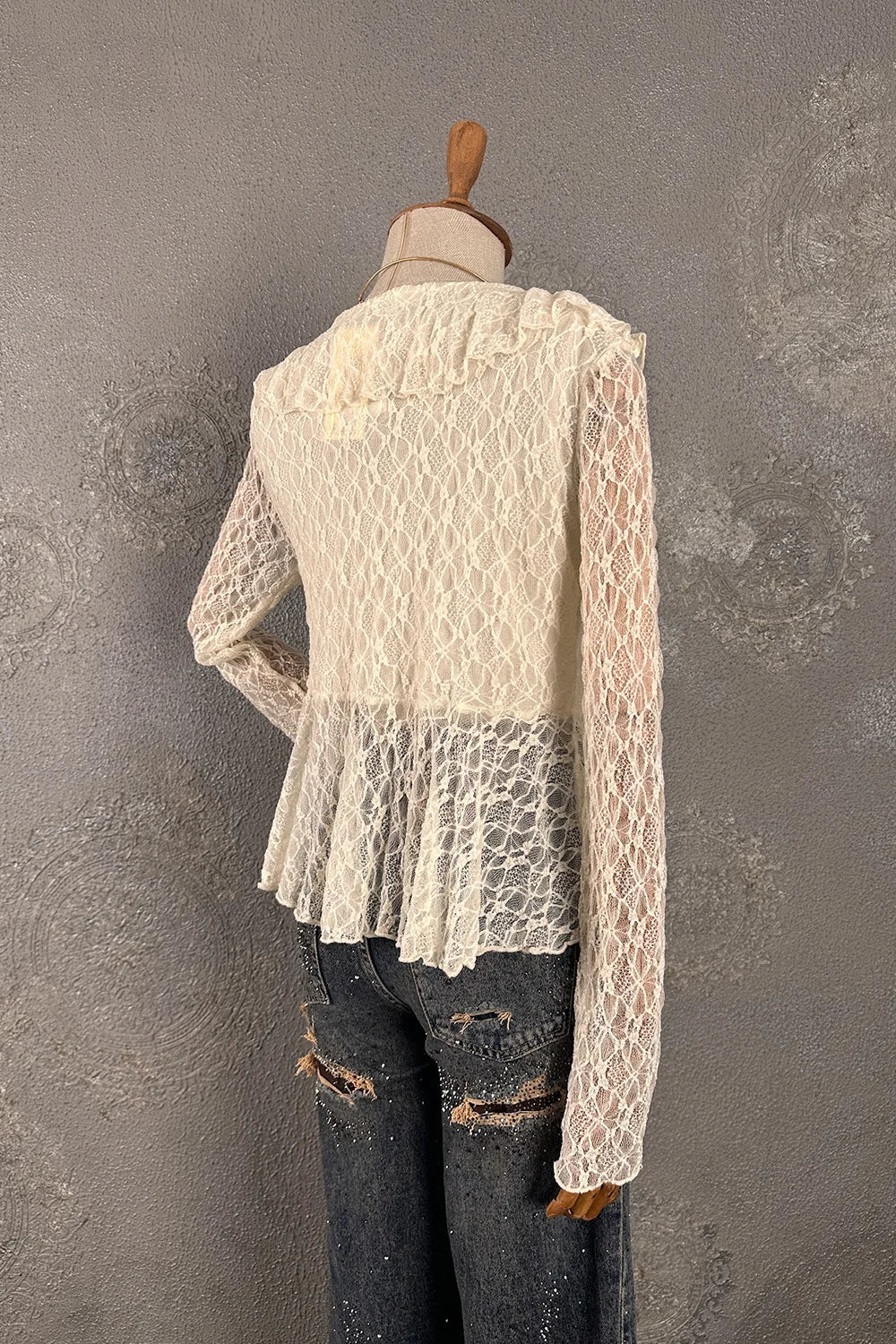 Krem dantel kadın bluz, uzun kollu, peplum kesim, siyah yırtmaçlı jean kombinli, yandan görünüm