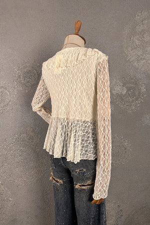 Krem dantel kadın bluz, uzun kollu, peplum kesim, siyah yırtmaçlı jean kombinli, yandan görünüm