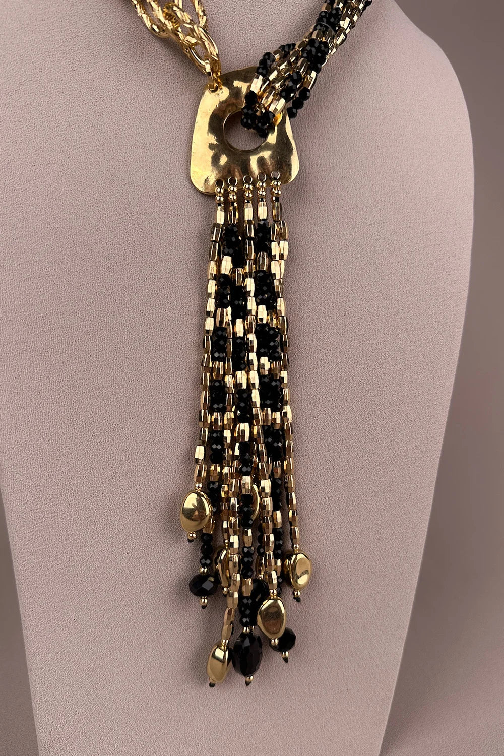 Altın ve siyah boncuklu asimetrik salkım kolye, detaylı bead work, kadın aksesuar, şık tasarım, önden görünüm