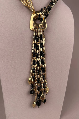Altın ve siyah boncuklu asimetrik salkım kolye, detaylı bead work, kadın aksesuar, şık tasarım, önden görünüm