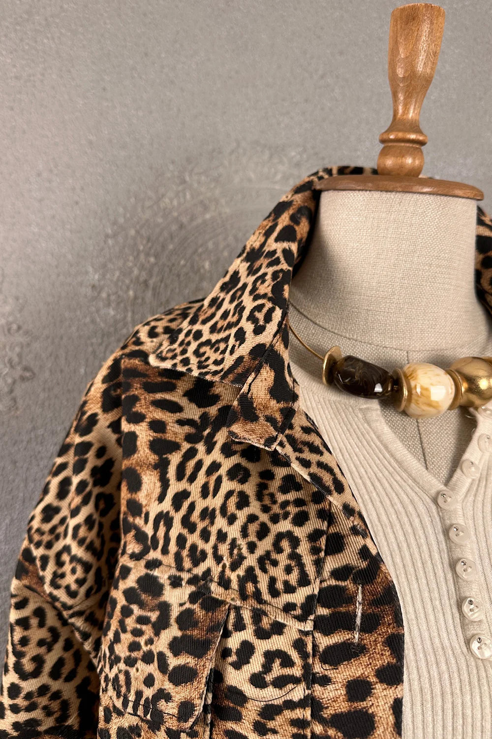 Leopar desenli denim ceket, kadın giyim, siyah-bej renk, yandan görünüm, casual stil