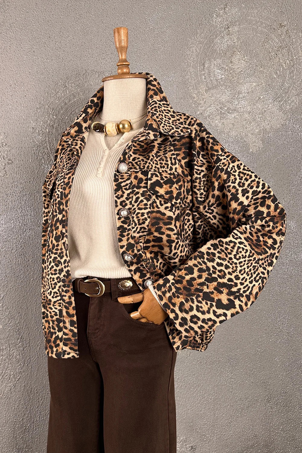 Leopar desenli denim ceket, kadın, kahverengi-krem, çıtçıtlı, oversize kesim, önden görünüm