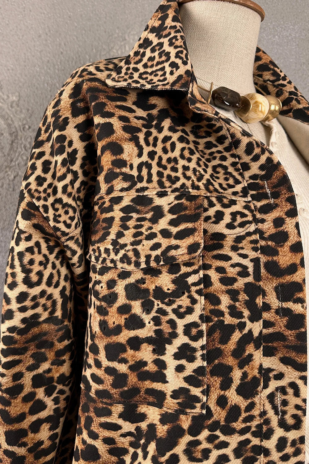 Leopar desenli denim ceket, kadın, kahverengi-siyah, çıtçıtlı, klasik kesim, önden görünüm