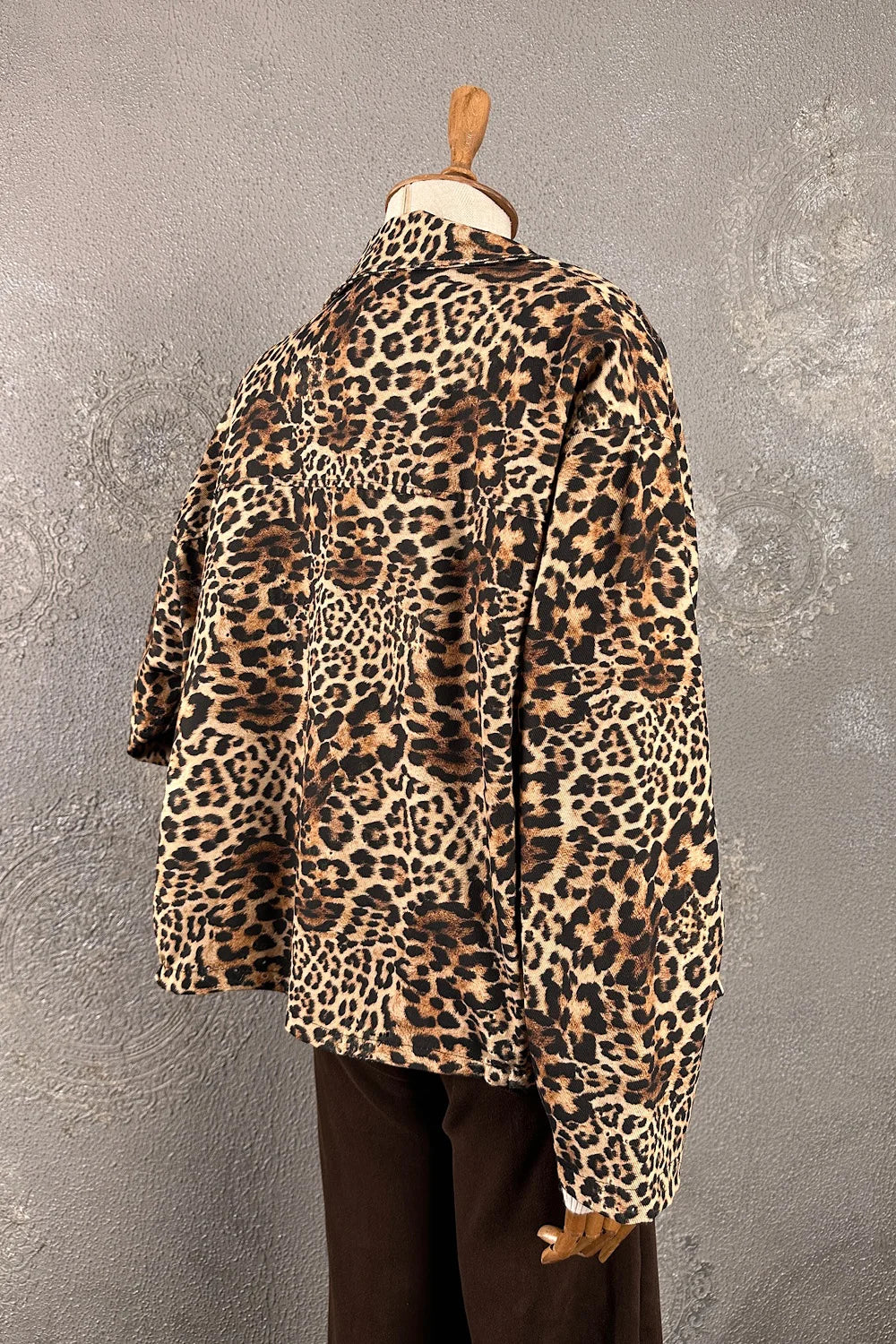 Leopar desenli denim ceket, kadın oversize kesim, kahverengi-krem renkleri, yandan görünüm, uzun kollu casual stil