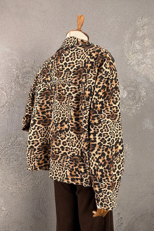 Leopar desenli denim ceket, kadın oversize kesim, kahverengi-krem renkleri, yandan görünüm, uzun kollu casual stil