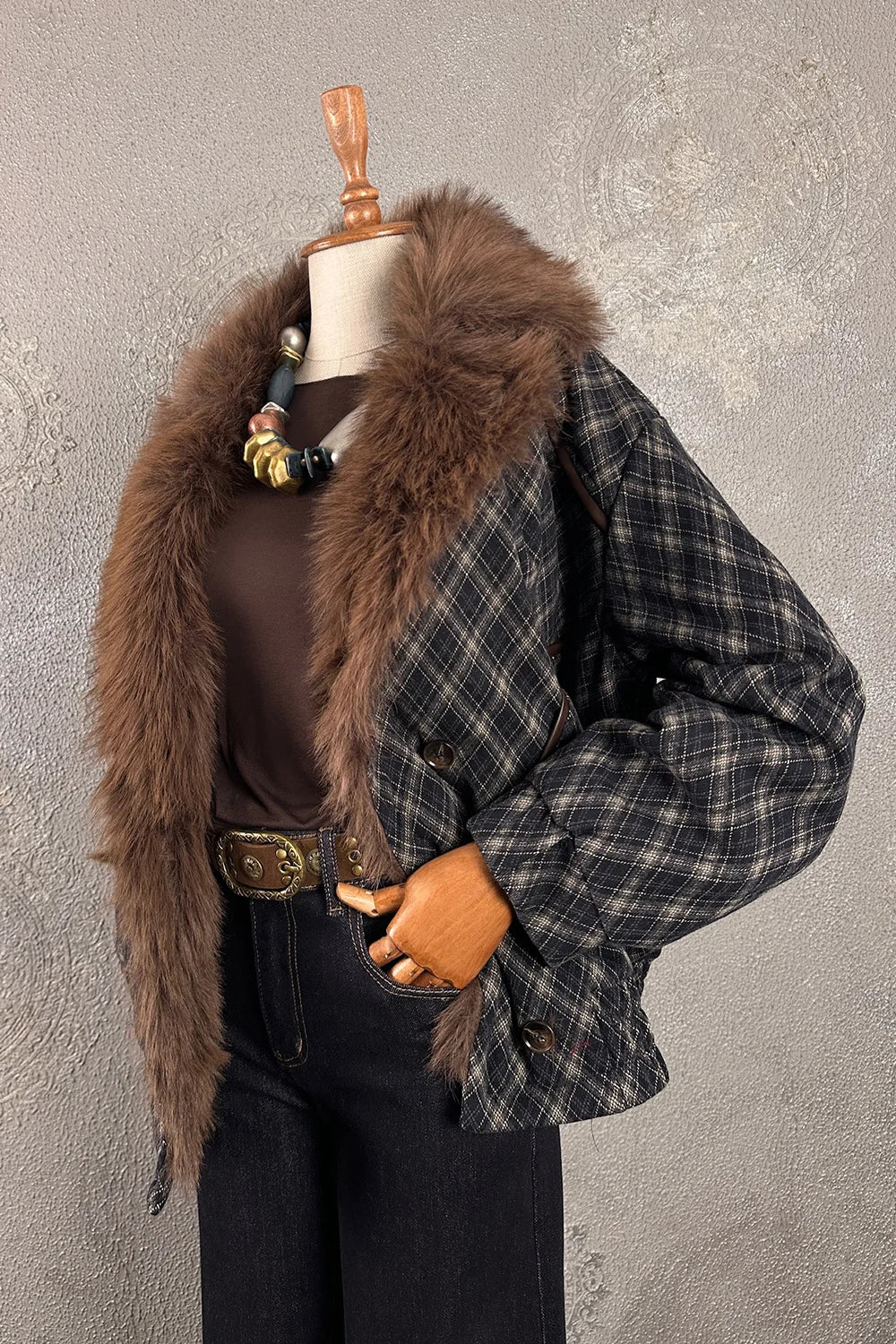 Kürk yakalı oversize kadın mont, siyah ekose desen, kahverengi kürk detay, yandan görünüm, klasik tarzda