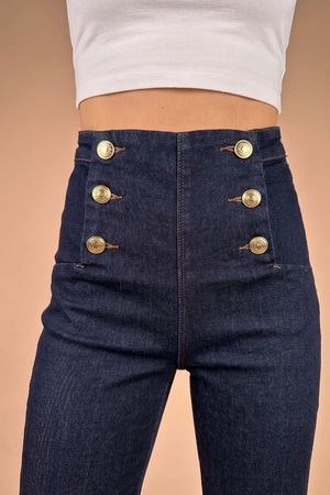 Lacivert düğme detaylı düz paça kadın pantalonu, yüksek bel kesimi, önden görünüm, denim kumaş
