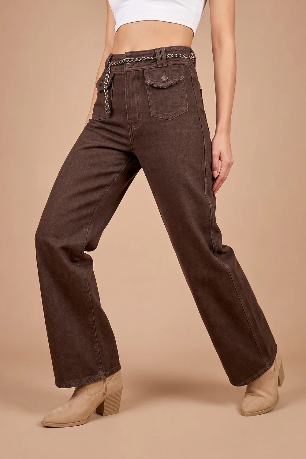 Kahverengi denim flare pantolon, kapak cepli, zincir kemerli, kadın giyim, yandan görünüm