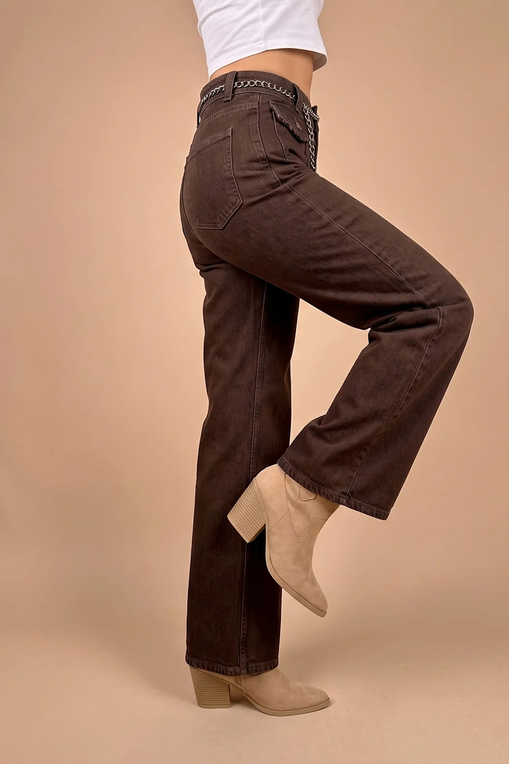 Kahverengi flare pantolon, zincir detaylı bel, kadın denim pantolonu, yandan görünüm, vintage kesim