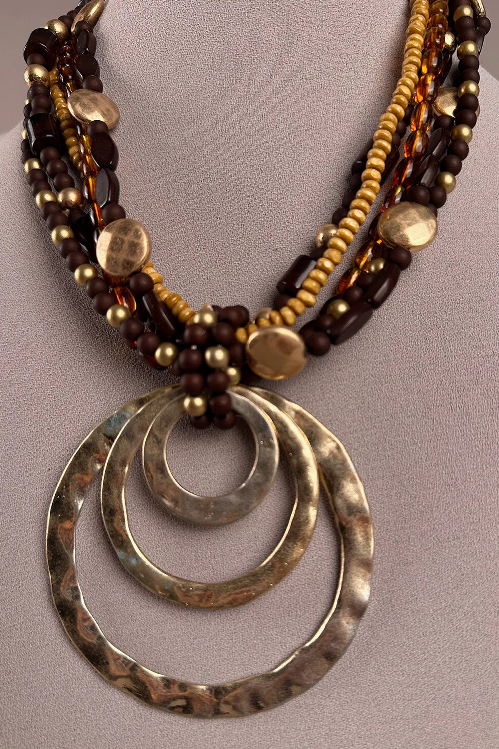 Amber boncuklu halka uçlu kadın kolye, bronz metal detaylı, çok katmanlı tasarım, önden görünüm.