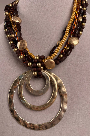 Amber boncuklu halka uçlu kadın kolye, bronz metal detaylı, çok katmanlı tasarım, önden görünüm.
