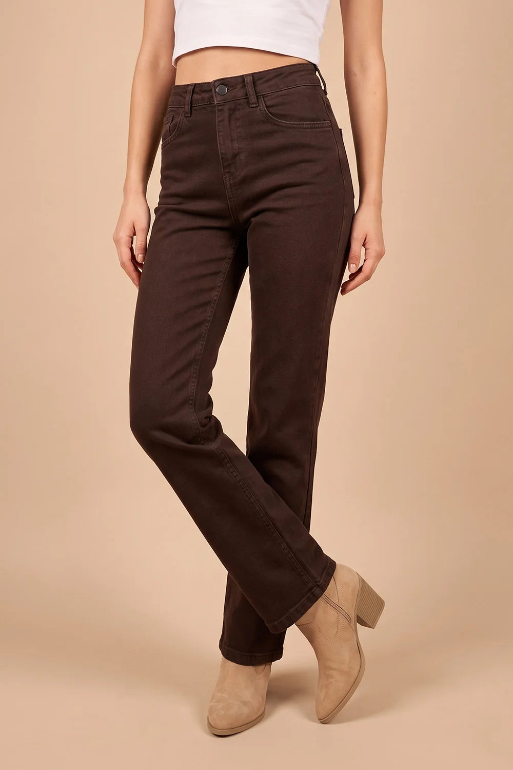 Kahverengi yüksek bel düz pantolon, klasik kesim, kadın denim, yandan görünüm, beige bot kombinli