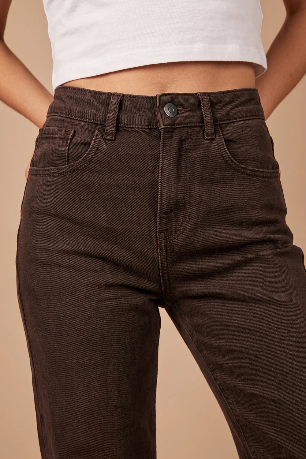 Kahverengi yüksek bel düz kadın pantalonu, çizgili desen, klasik kesim, önden görünüm
