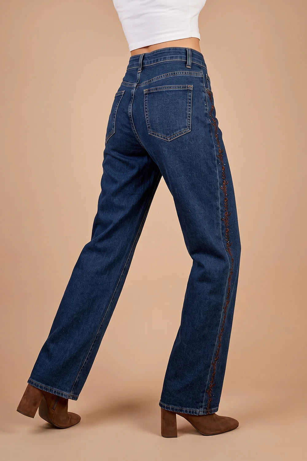 Lacivert denim kadın pantolonu, nakış şeritli ve taşlı detaylı, geniş paça kesimi, yandan görünüm