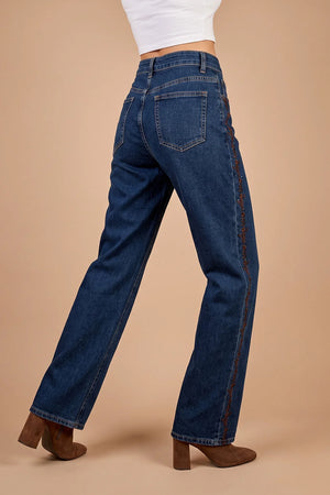 Lacivert denim kadın pantolonu, nakış şeritli ve taşlı detaylı, geniş paça kesimi, yandan görünüm