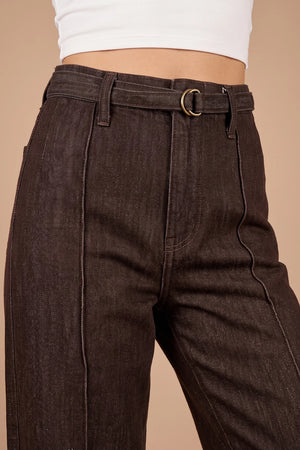 Kahverengi denim kadın pantolonu, dikiş hatlı detay, düz kesim, bel kemeri ile önden görünüm