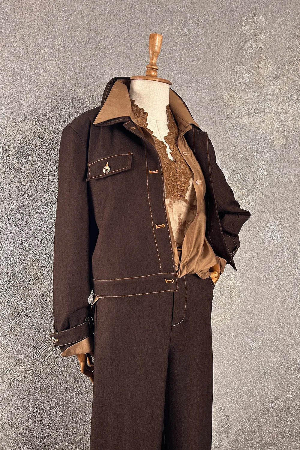 Kahverengi kontrast dikişli kadın ceket takım, beige iç astar detaylı, klasik kesim, önden görünüm