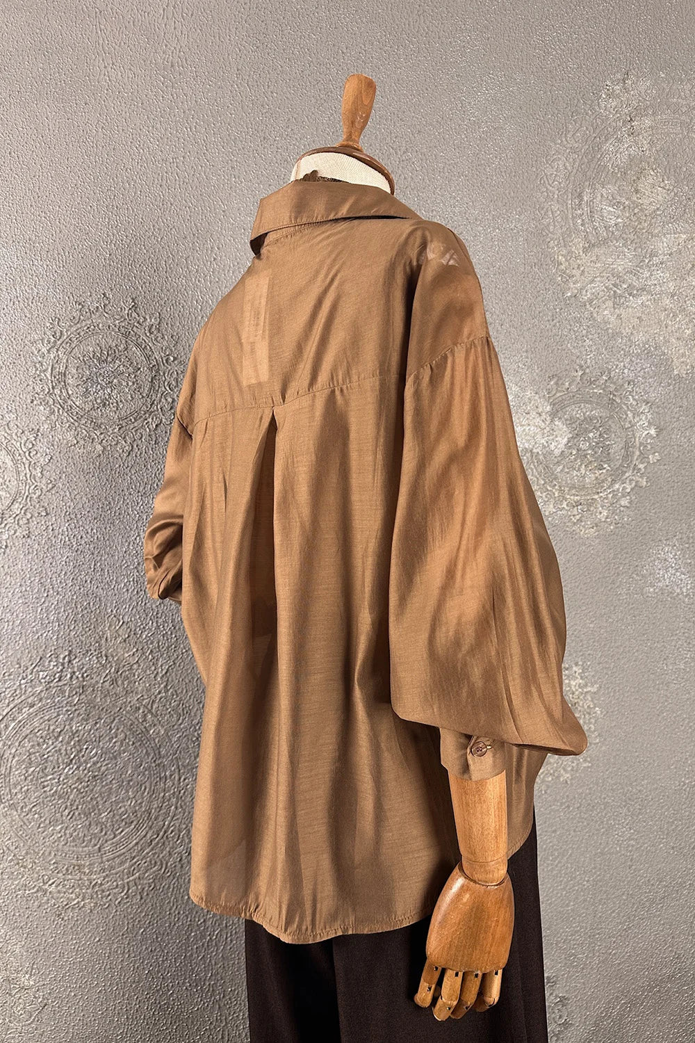 Bej çift katmanlı şık gömlek, kadın oversize kesim, yandan görünüm, hafif dokulu kumaş