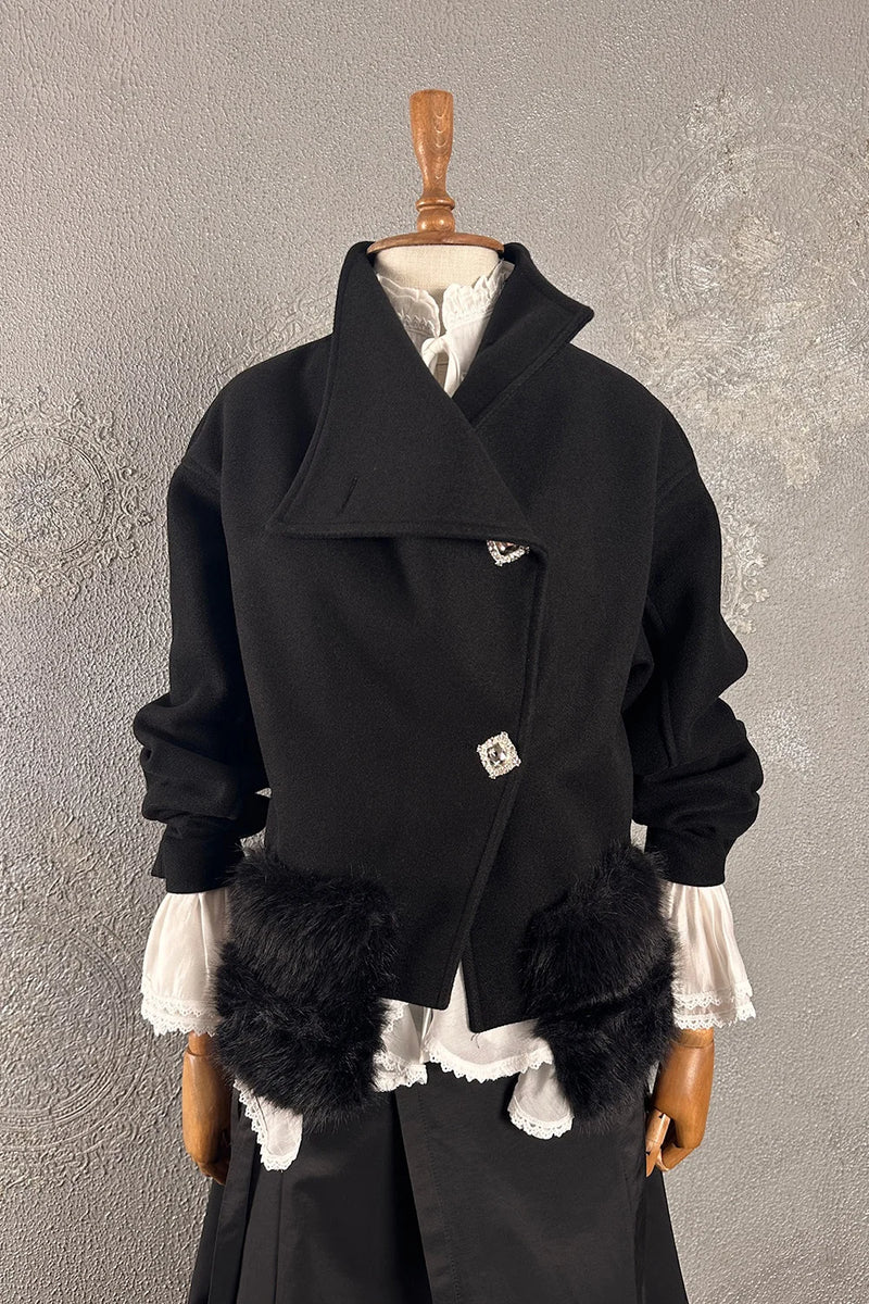 Siyah yün ceket, taş düğmeli, kürk cepli detaylı, beyaz dantel manşetli kadın blazer, önden görünüm.