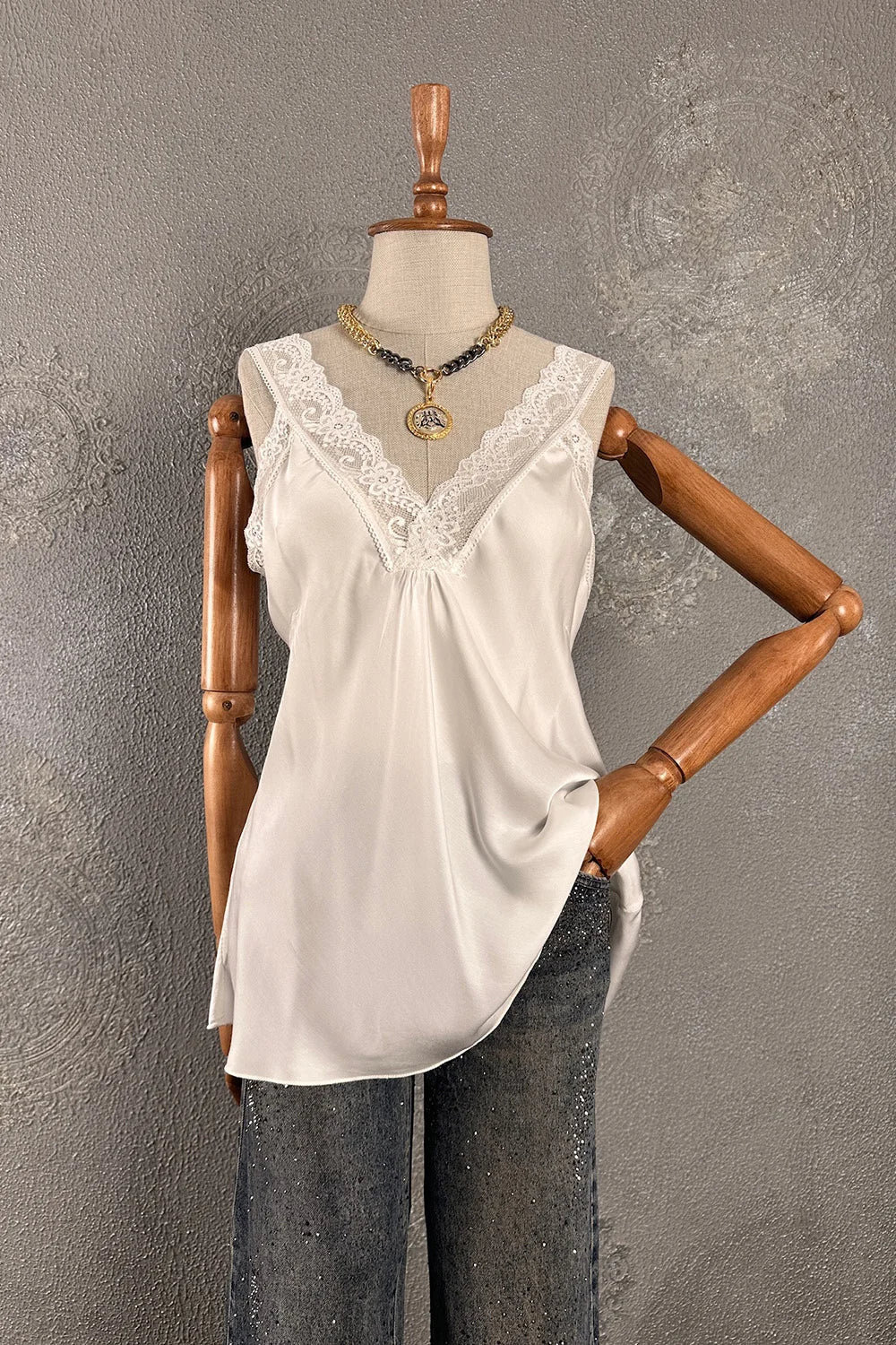 Krem saten kadın bluz, dantel V yaka, kolsuz kesim, yumuşak drape, önden görünüm