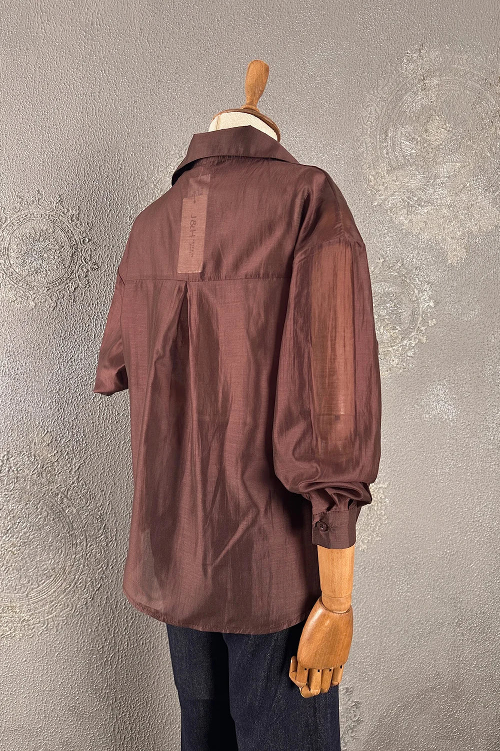Kahverengi çift katmanlı şık gömlek, kadın, pamuklu kumaş, oversize kesim, yandan görünüm