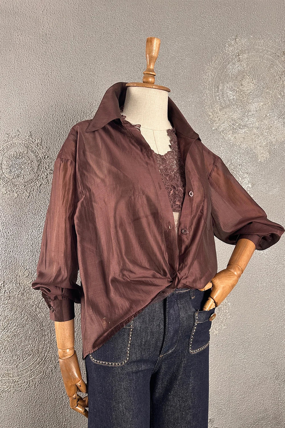 Bordo çift katmanlı kadın gömlek, dantel detaylı, oversize kesim, önden görünüm