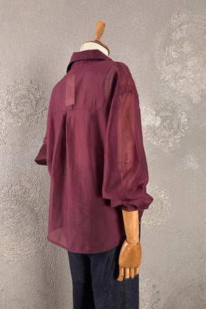 Bordo çift katmanlı şık gömlek, kadın oversize kesim, yumuşak dokulu kumaş, yandan görünüm