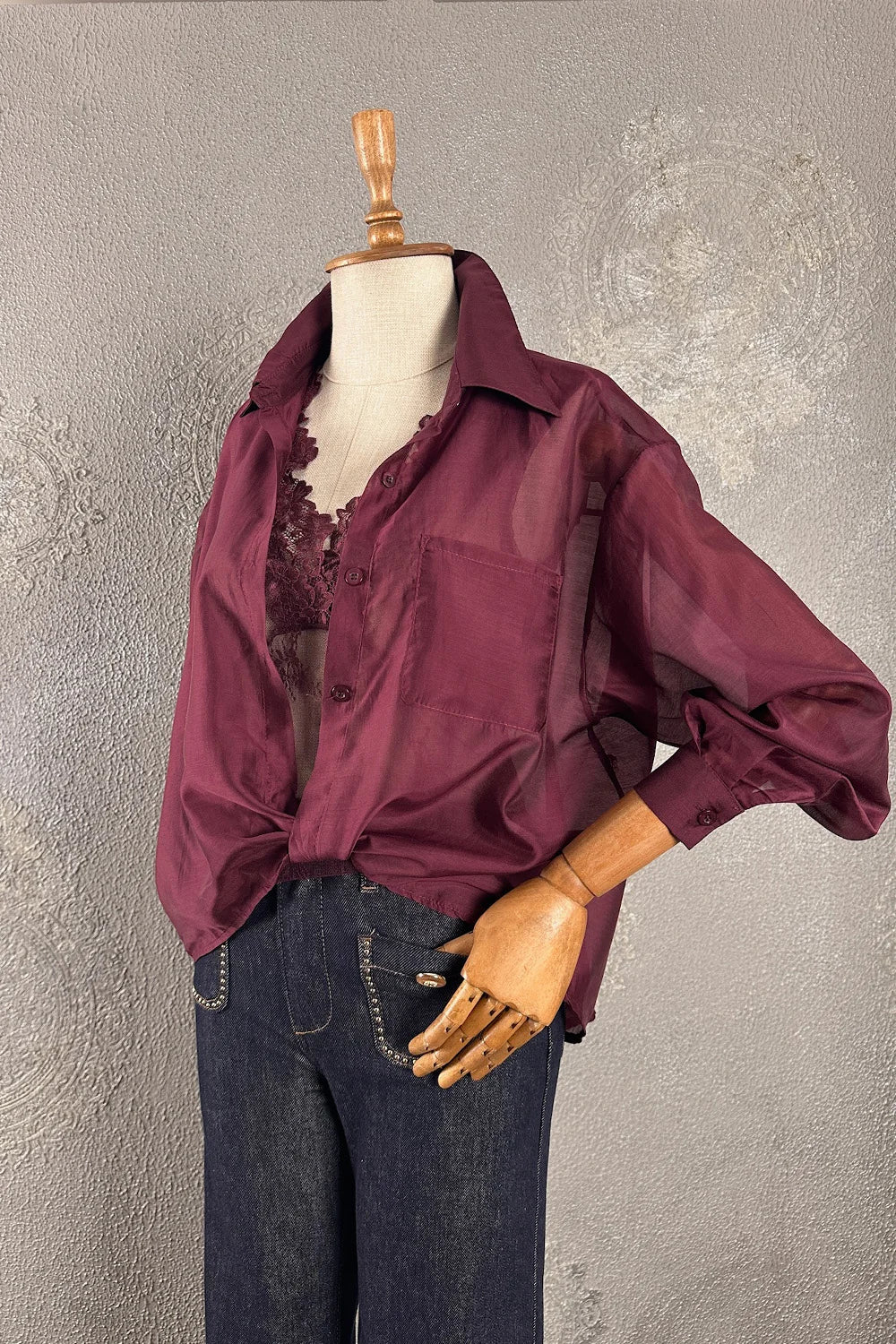 Bordo çift katmanlı kadın gömlek, dantel detaylı, oversize kesim, önden görünüm