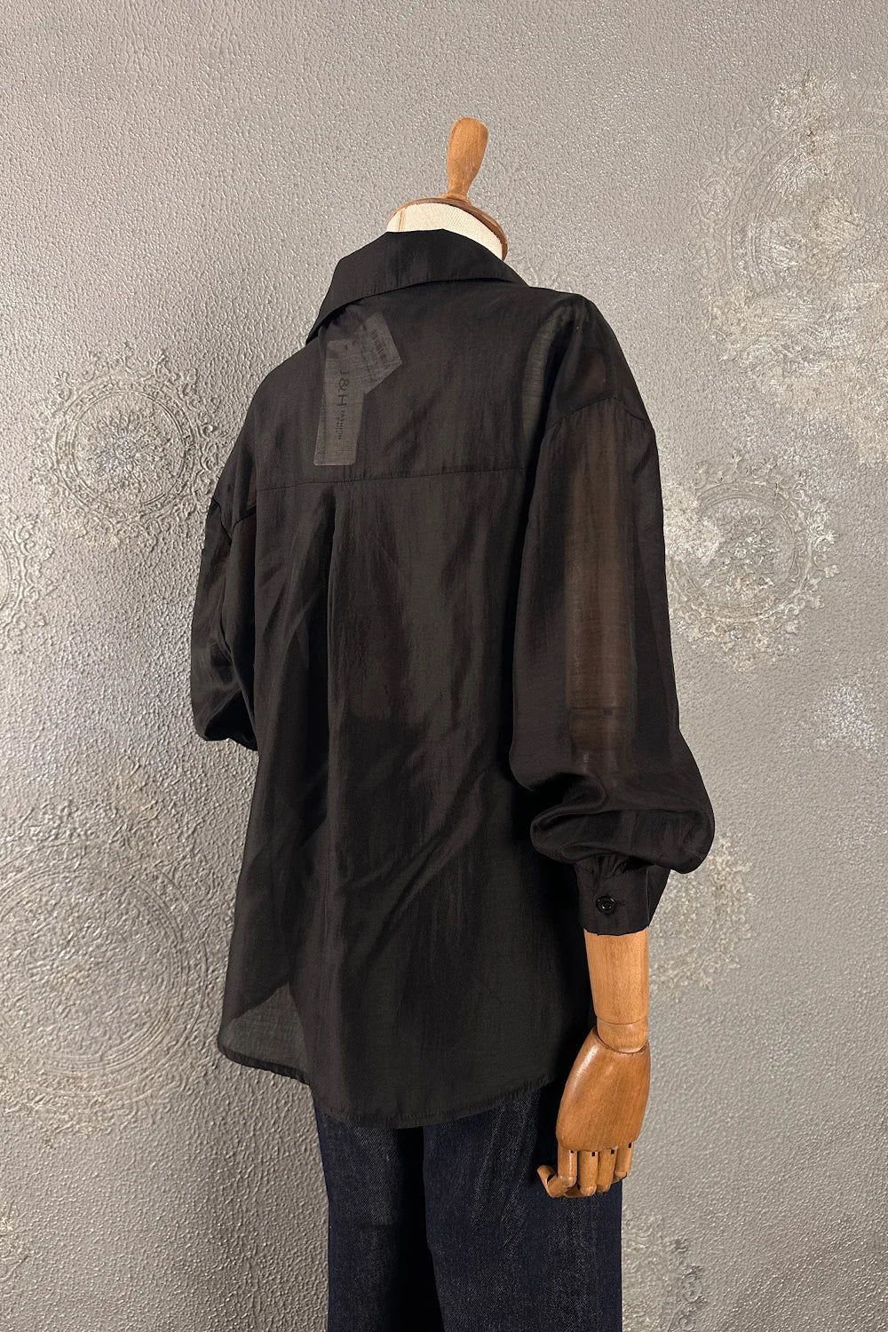 Siyah pamuklu kadın gömlek, oversize kesim, uzun puf kollu, şık ve rahat tasarım, yandan görünüm