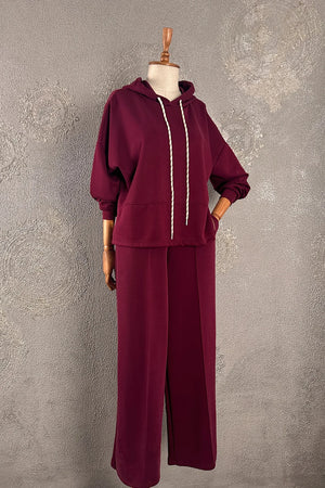 Bordo eşofman takımı, yumuşak dokulu, kapüşonlu hoodie ve geniş paça pantolon, kadın rahat kesim, önden görünüm.