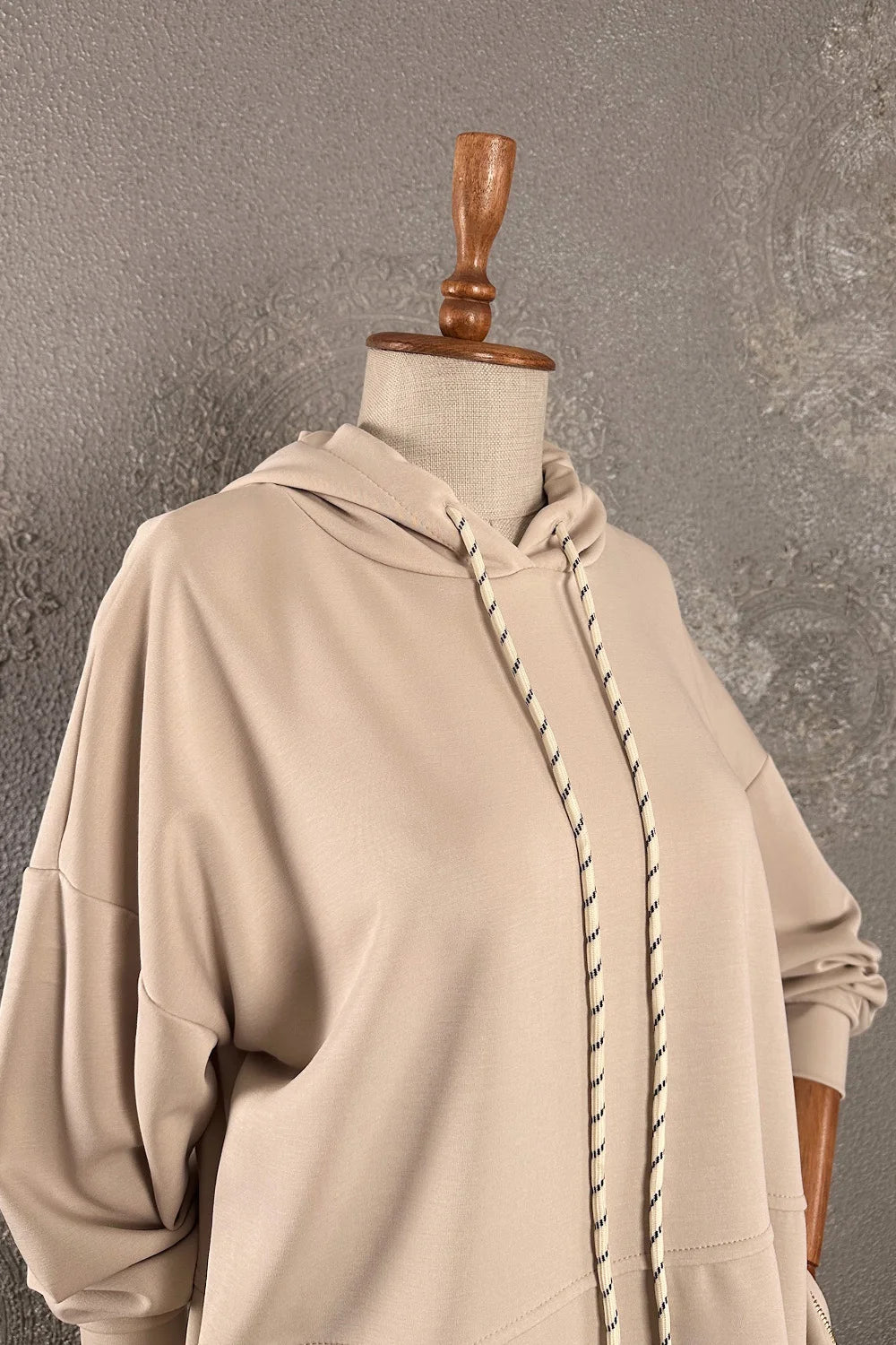 Krem eşofman takımı, yumuşak dokulu kadın giyim, kapüşonlu sweatshirt, çizgili ip detaylı, rahat kesim, önden görünüm