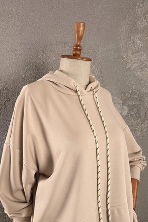 Krem eşofman takımı, yumuşak dokulu kadın giyim, kapüşonlu sweatshirt, çizgili ip detaylı, rahat kesim, önden görünüm