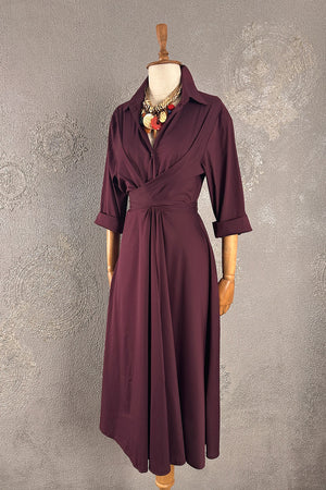 Bordo poplin kadın elbisesi, kuşaklı kesim, üç çeyrek kollu, uzun etekli, önden görünüm, klasik stil.