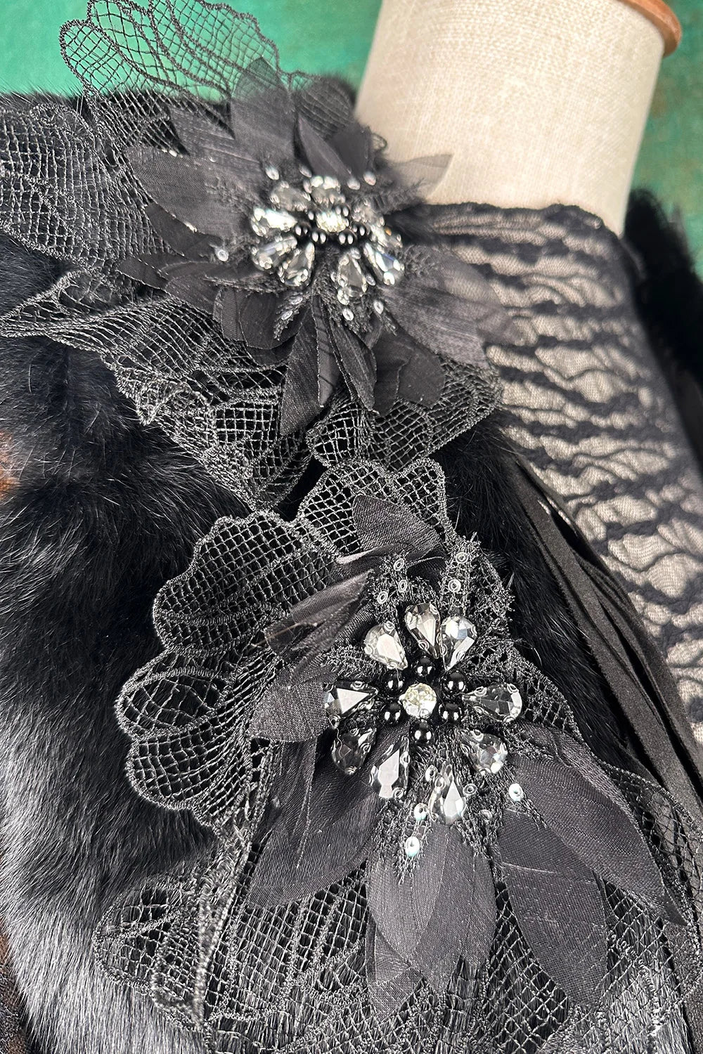 Taş İşlemeli Kürk Yelek