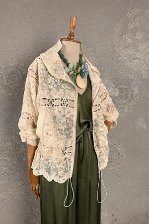 Krem dantel ceket, inci işlemeli, kadın oversize blazer, ön görünüm, vintage tarzı