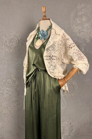 Krem dantel ceket, kadın, uzun kollu, çiçek broş detaylı, vintage stil, yandan görünüm