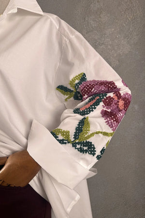 Beyaz oversize gömlek, renkli çiçek nakışı detaylı, kadın giyim, kollu kesim, önden görünüm