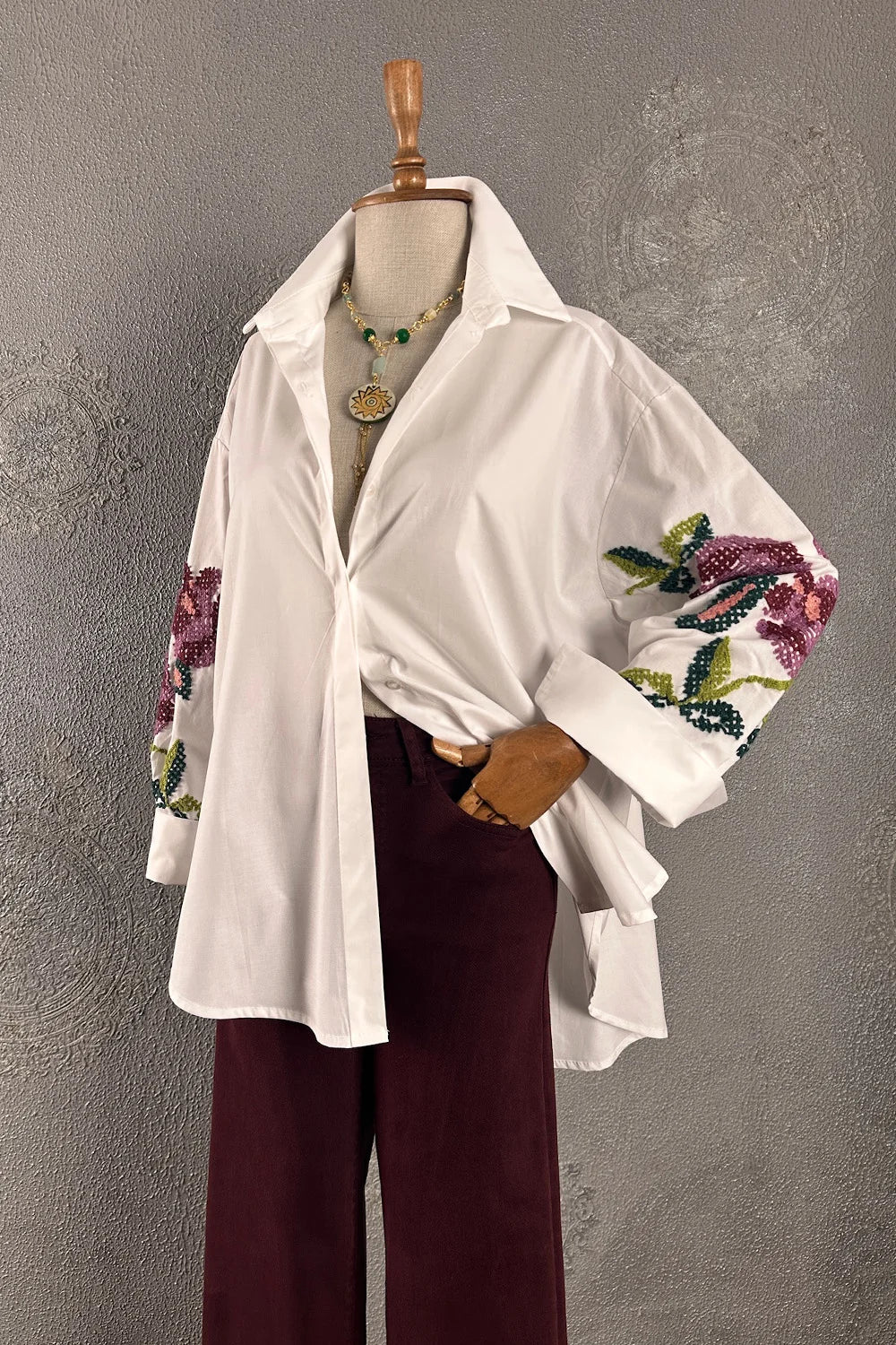 Beyaz nakışlı oversize gömlek, kadın, çiçek detaylı, uzun kollu, bordo pantolon kombinli, önden görünüm