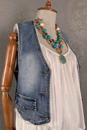 İnci detaylı kot yelek, kadin, mavi denim, beyaz inciler, vintage stil, onden gorunum, kolsuz tasarim