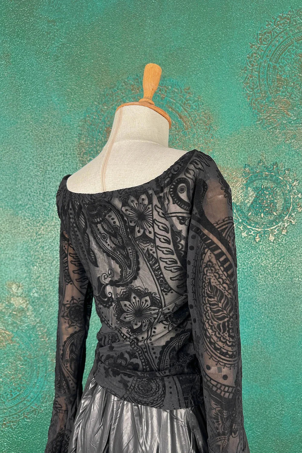 Aksesuar Detaylı Transparan Bluz