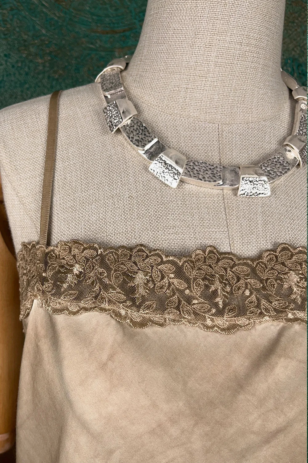 Dantel Detaylı Saten Bluz