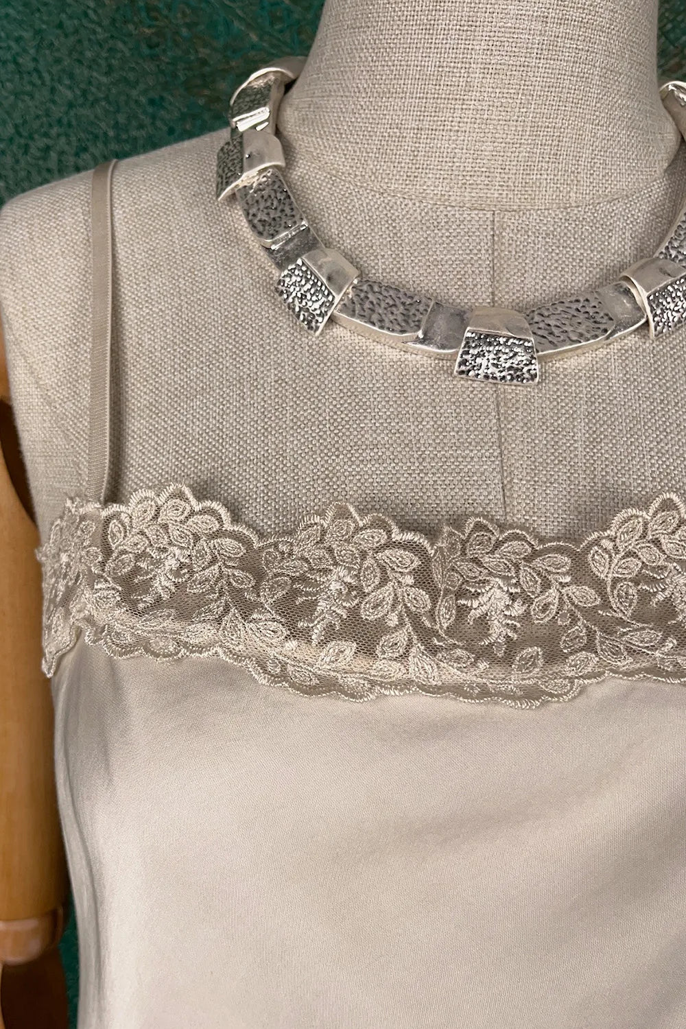 Dantel Detaylı Saten Bluz