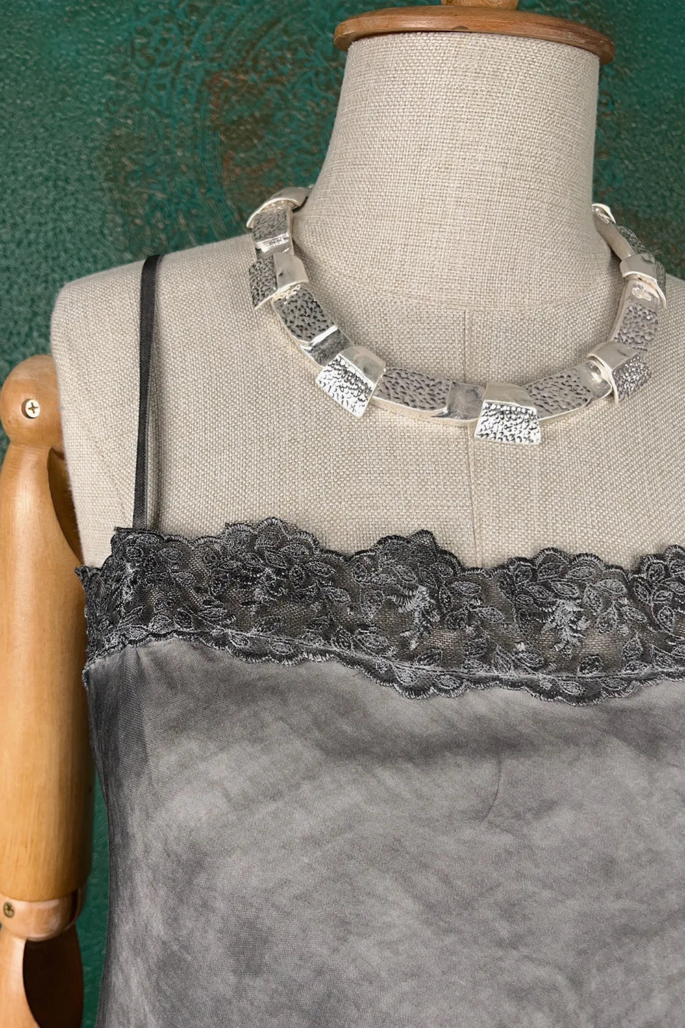 Dantel Detaylı Saten Bluz