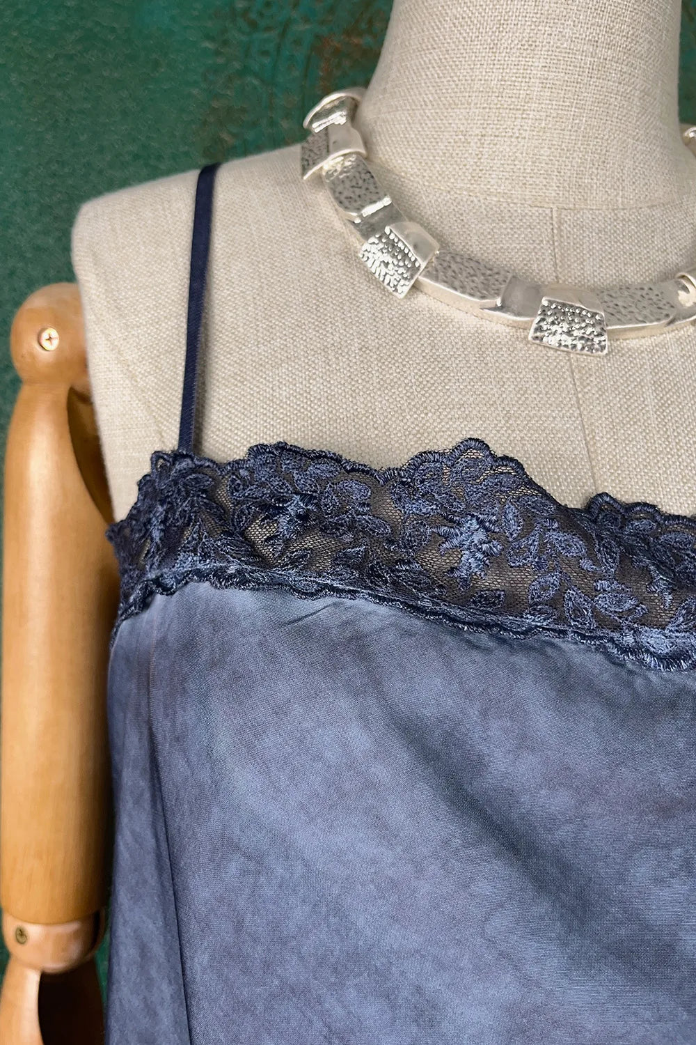 Dantel Detaylı Saten Bluz