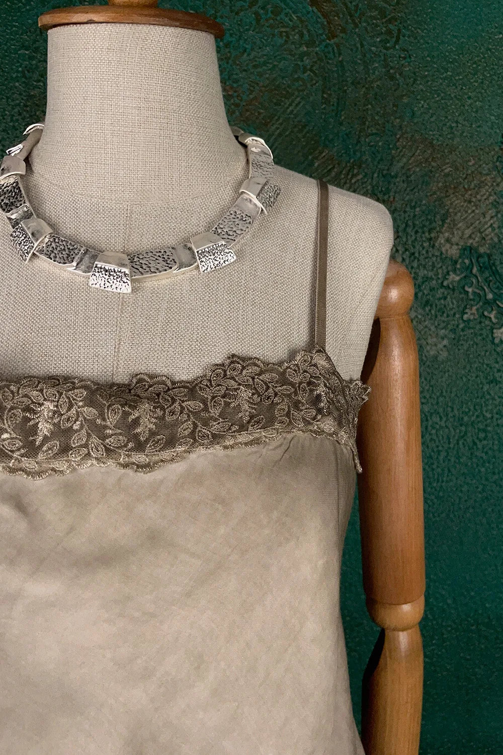 Dantel Detaylı Saten Bluz