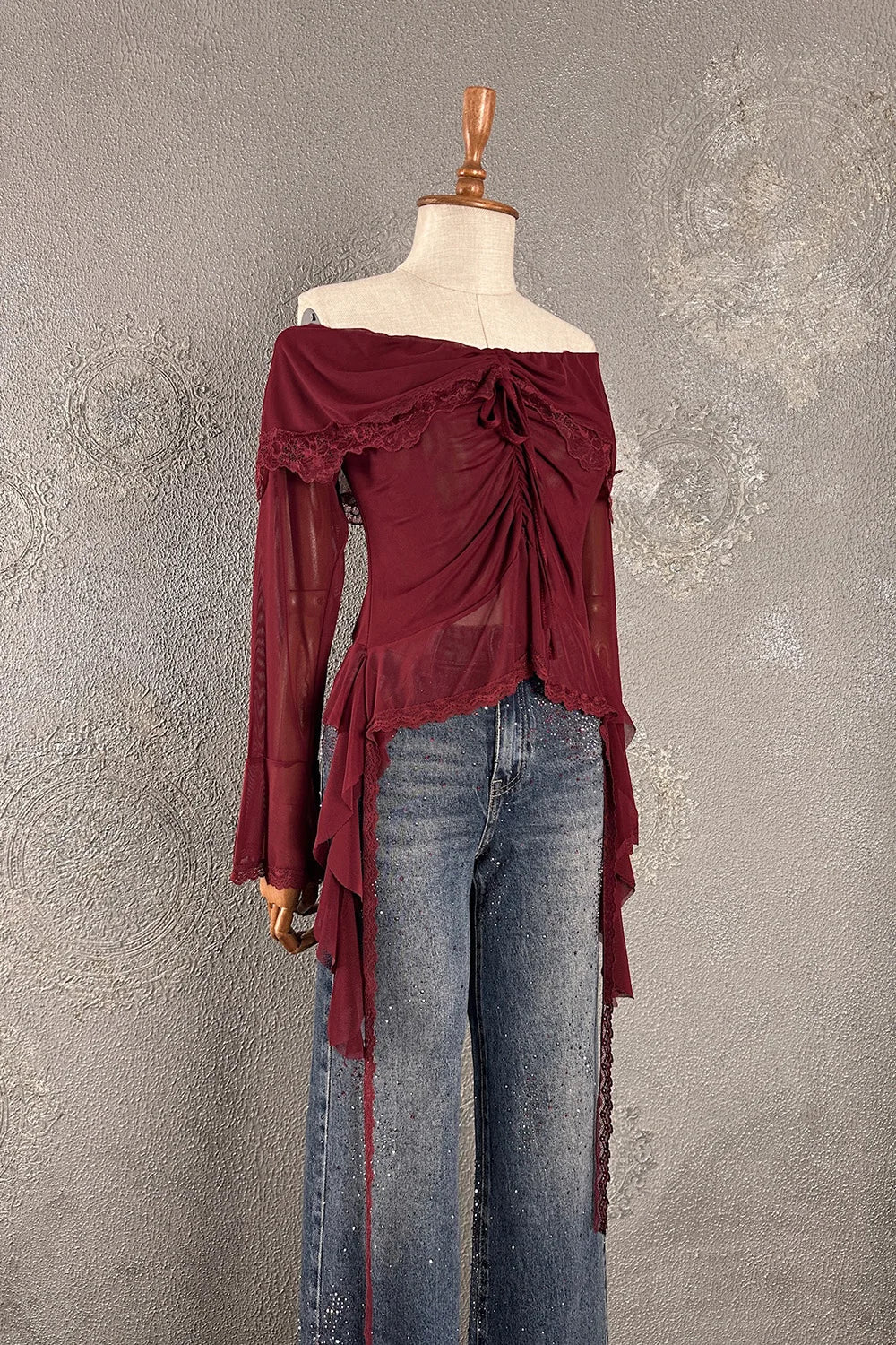 Bordo dantel detaylı romantik bluz, kadın off-shoulder tasarım, uzun volanlı kollar, bağcıklı ön detay, şık görünüm