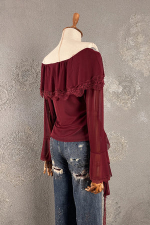 Bordo dantel detaylı romantik bluz, kadın giyimi, off-shoulder kesim, uzun volanlı kollar, önden görünüm