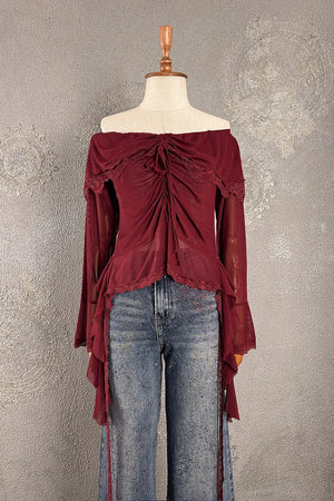 Bordo dantel detaylı romantik bluz, kadın off-shoulder kesim, asimetrik uzun kollu, ipli bağlama detaylı, önden görünüm
