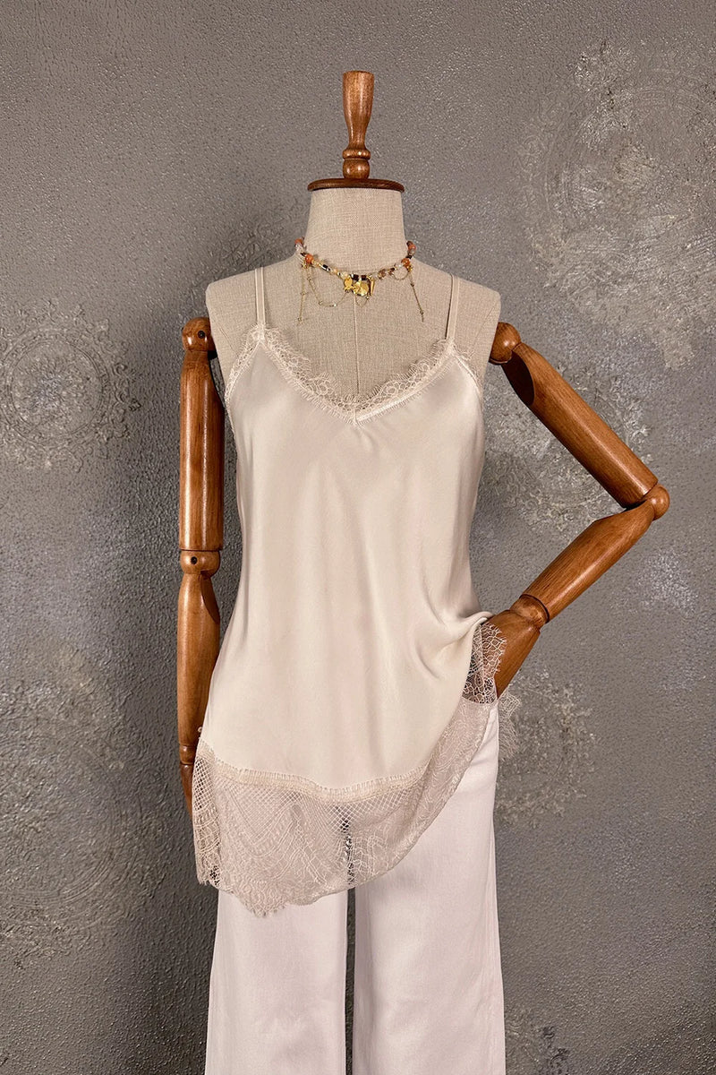 Krem saten kadın bluz, dantel detaylı, ince askılı, yumuşak drape kesim, ön görünüm